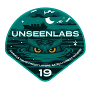 Écusson illustré Unseenlabs en tons turquoise et noir : un hibou aux yeux orange émerge de la mer de nuit, avec un cargo en silhouette sous la lune et les nuages. Le nom “UNSEENLABS” apparaît en grand au centre, avec la devise “DARKUS NAVIS CREDIT LATERE, SATELLI CREDIT RIDERE” et le numéro “19” en bas.
