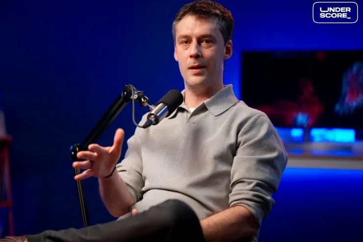 Clément Galic, CEO et cofondateur d'Unseenlabs s’exprime au micro sur le plateau sur le Twitch d'UNDERSCORE, avec un décor bleu en arrière-plan.