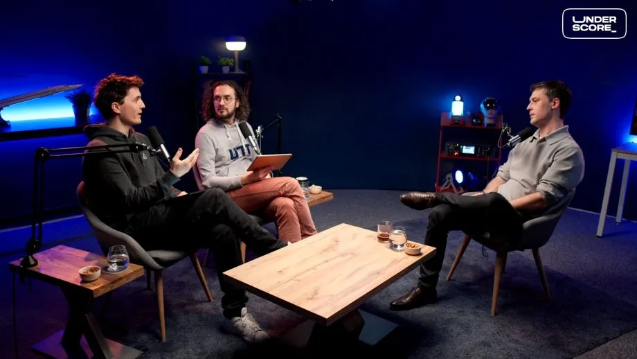 Micode, Matthieu Lambda et Clément Galic (CEO & cofondateur d'Unseenlabs) échangent autour de micros sur le plateau du Twitch d'UNDERSCORE, dans une ambiance studio bleutée.