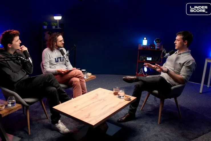 Micode, Matthieu Lambda et Clément Galic (CEO & cofondateur d'Unseenlabs) échangent autour de micros sur le plateau du Twitch d'UNDERSCORE, dans une ambiance studio bleutée.