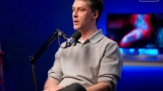 Clément Galic, CEO et cofondateur d'Unseenlabs s’exprime au micro sur le plateau sur le Twitch d'UNDERSCORE, avec un décor bleu en arrière-plan.