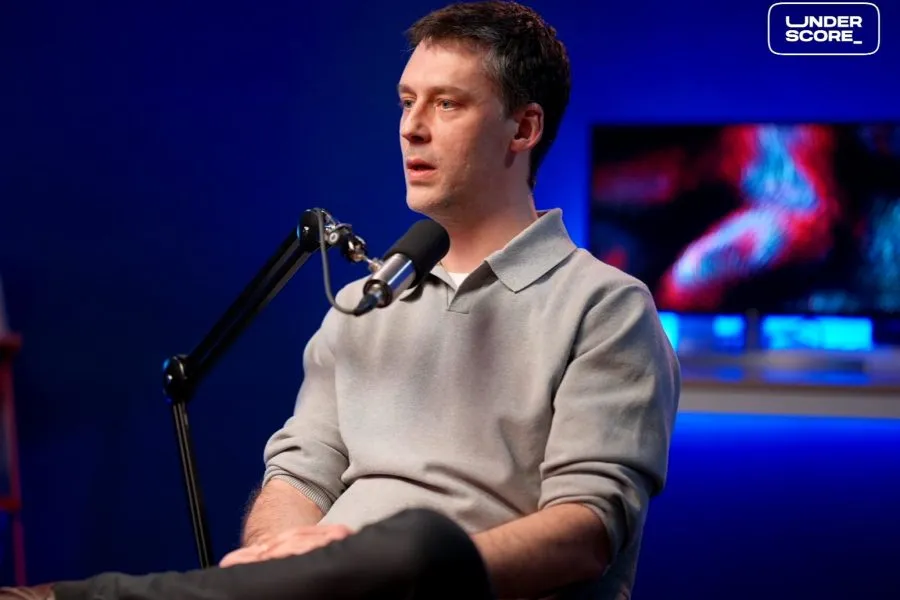 Clément Galic, CEO et cofondateur d'Unseenlabs s’exprime au micro sur le plateau sur le Twitch d'UNDERSCORE, avec un décor bleu en arrière-plan.